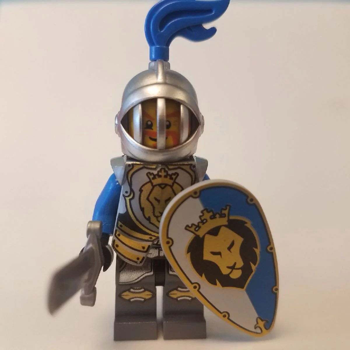 King's Knight Armor with Lion Head with Crown, Helmet with Fixed Grille, Blue Plume