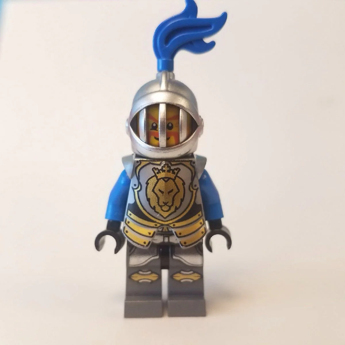 King's Knight Armor with Lion Head with Crown, Helmet with Fixed Grille, Blue Plume - Image 3