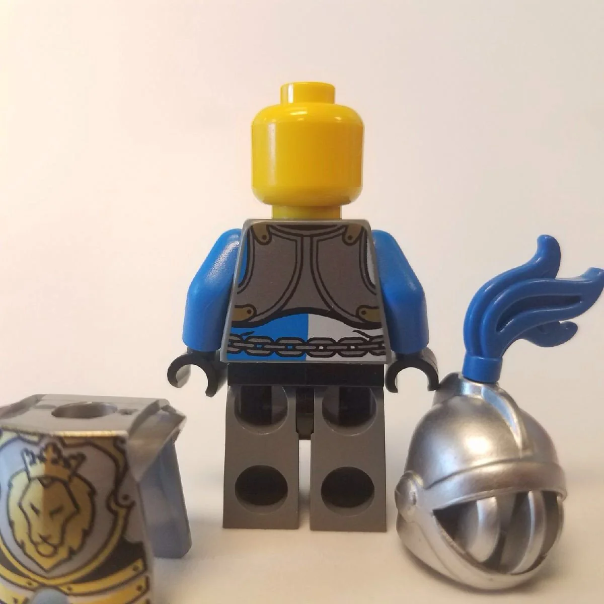 King's Knight Armor with Lion Head with Crown, Helmet with Fixed Grille, Blue Plume - Image 4