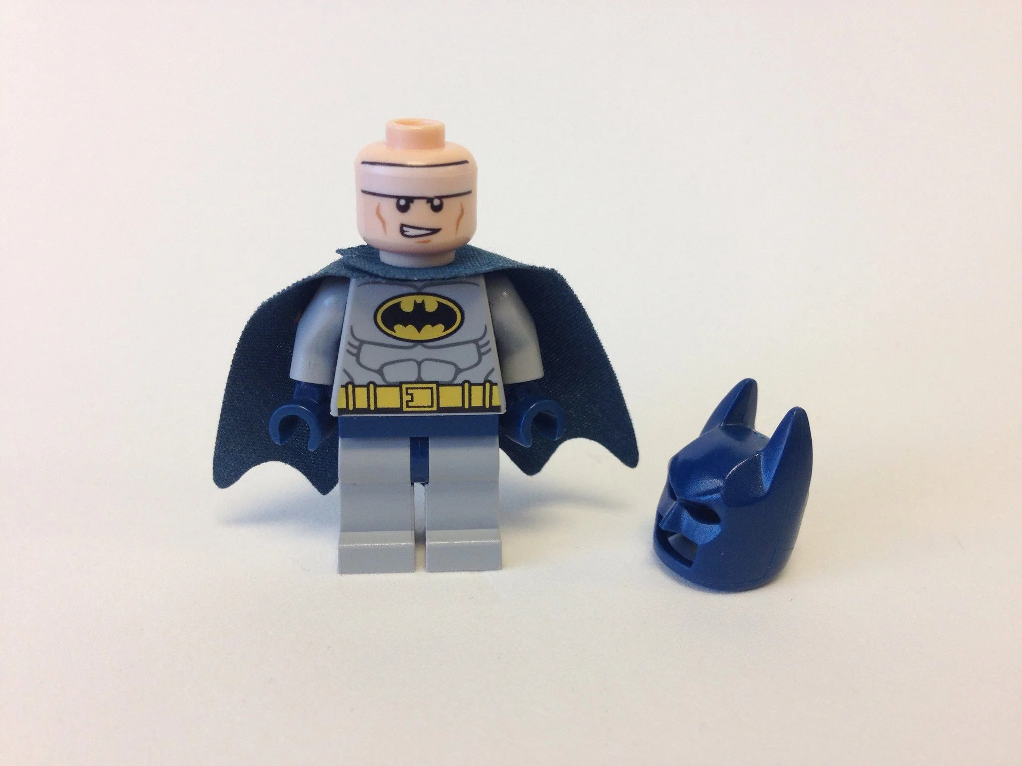 Batman - Light Bluish Gray Suit with Yellow Belt and Crest, Dark Blue Mask and Cape (Type 2 Cowl) - Image 4