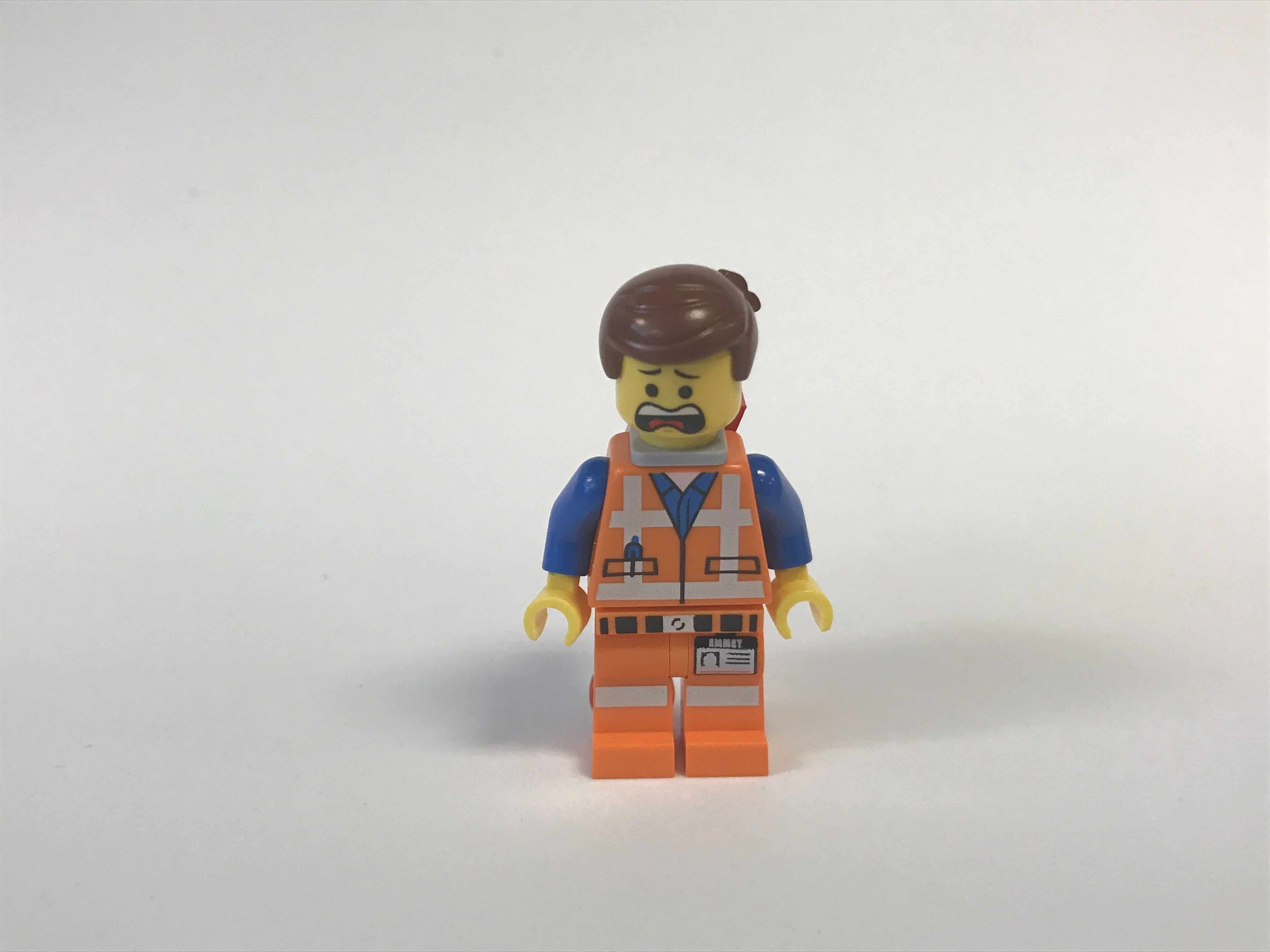 Emmet - Lopsided Closed Mouth Smile, with Piece of Resistance and Plate on Leg - Image 3